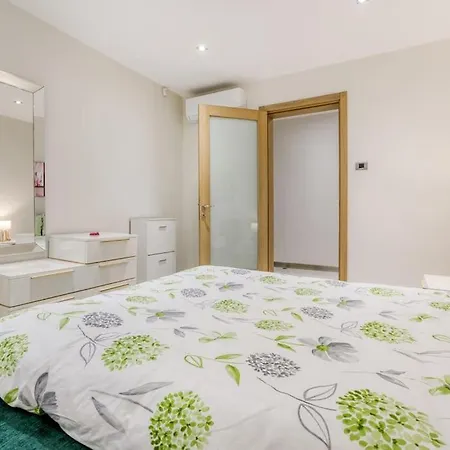 Апартаменты Modern 3br With Private Yard & Bbq By 360 Estates *