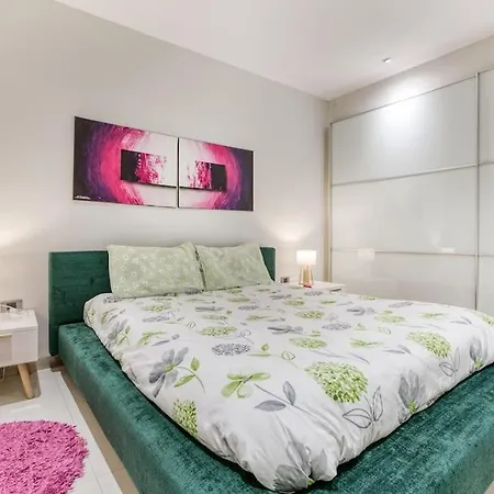 Апартаменты Modern 3br With Private Yard & Bbq By 360 Estates