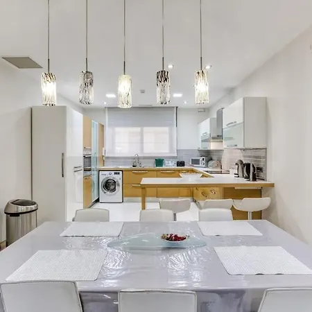 Апартаменты Modern 3br With Private Yard & Bbq By 360 Estates